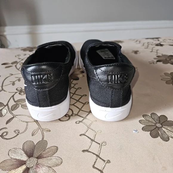 NWOB  Nike Black and White Espadrilles - Picture 3 of 6